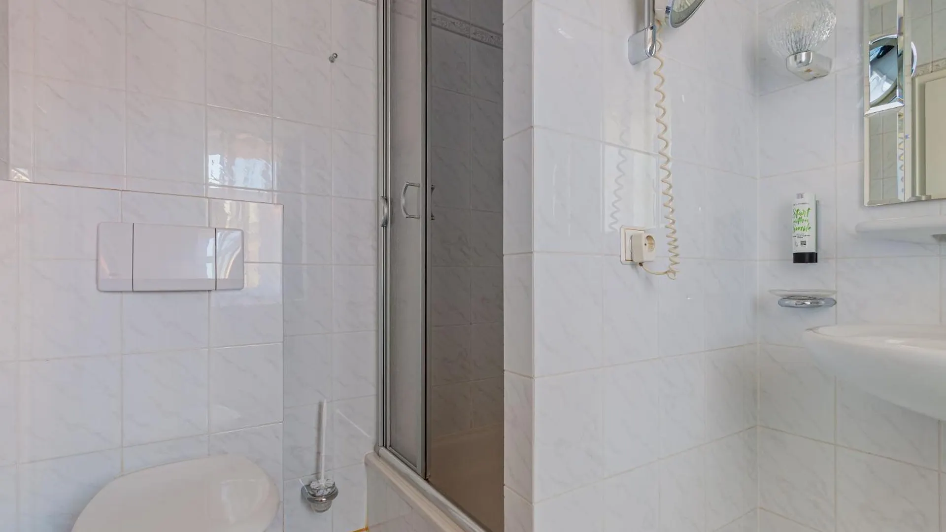 Pension Fuer Monteure In Dresden, Zimmer Mit Eigenem Bad Und Grosser Gemeinschaftskueche 0*, Dresden