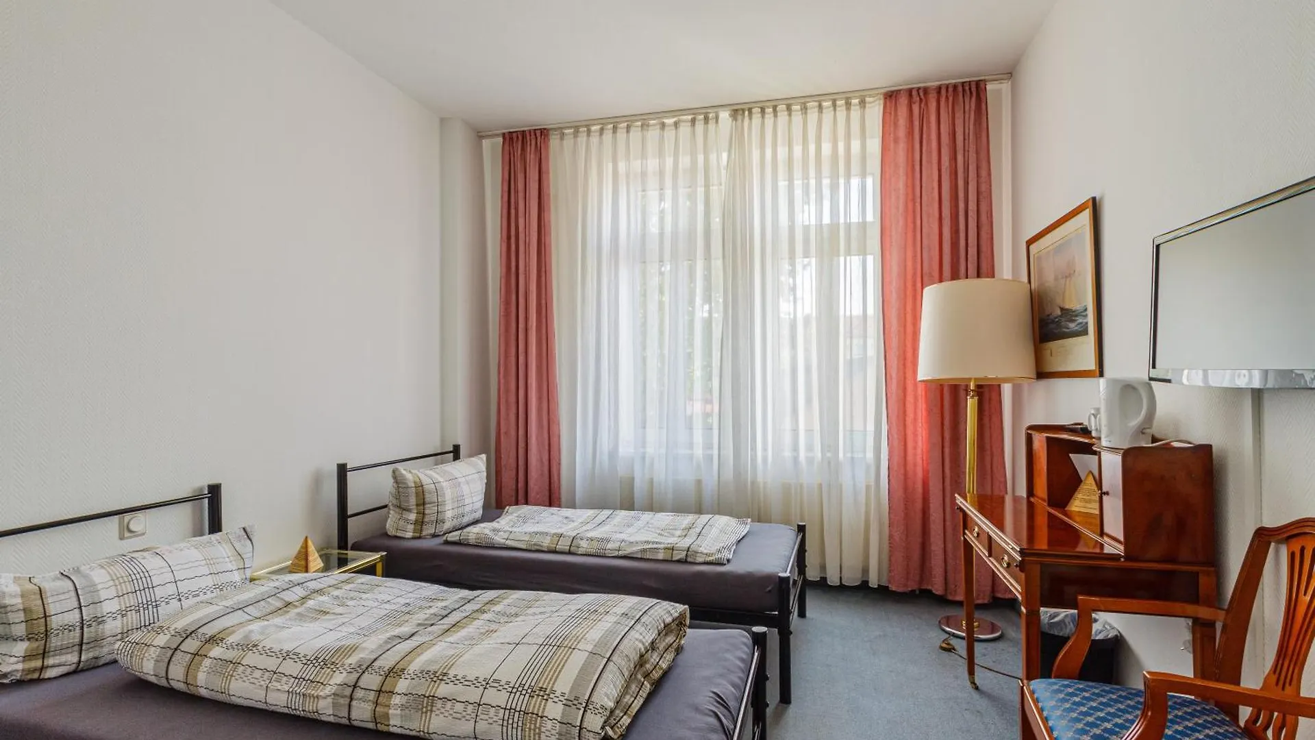 Pension Fuer Monteure In Dresden, Zimmer Mit Eigenem Bad Und Grosser Gemeinschaftskueche