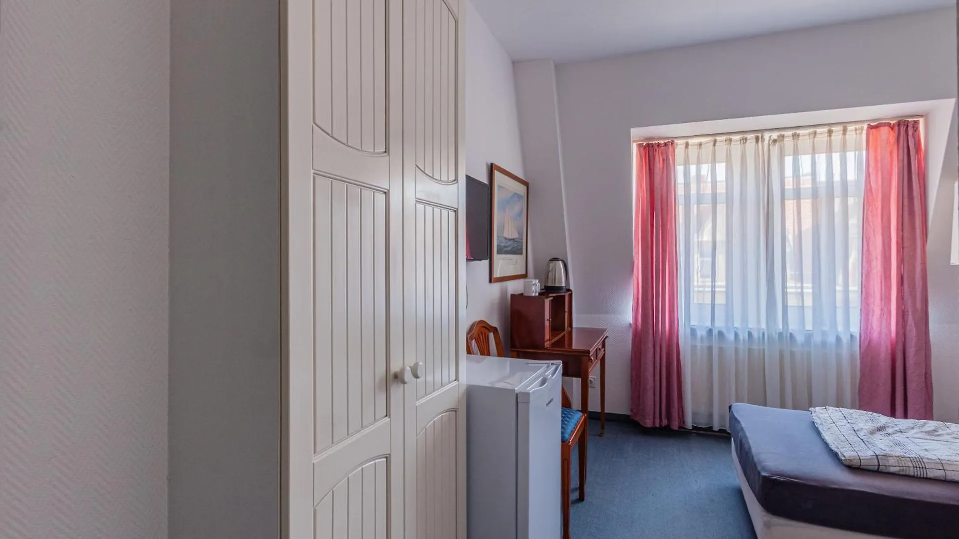 Pension Fuer Monteure In Dresden, Zimmer Mit Eigenem Bad Und Grosser Gemeinschaftskueche Konukevi